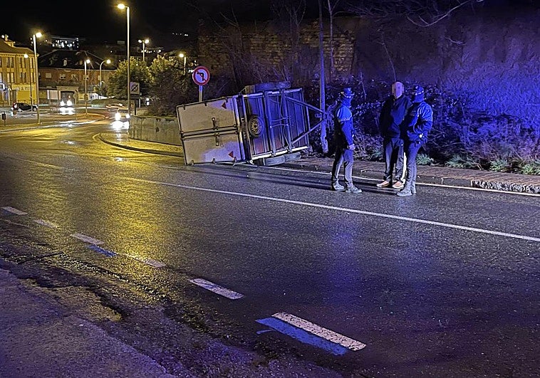 El vuelco de un remolque corta la bajada por San Gabriel